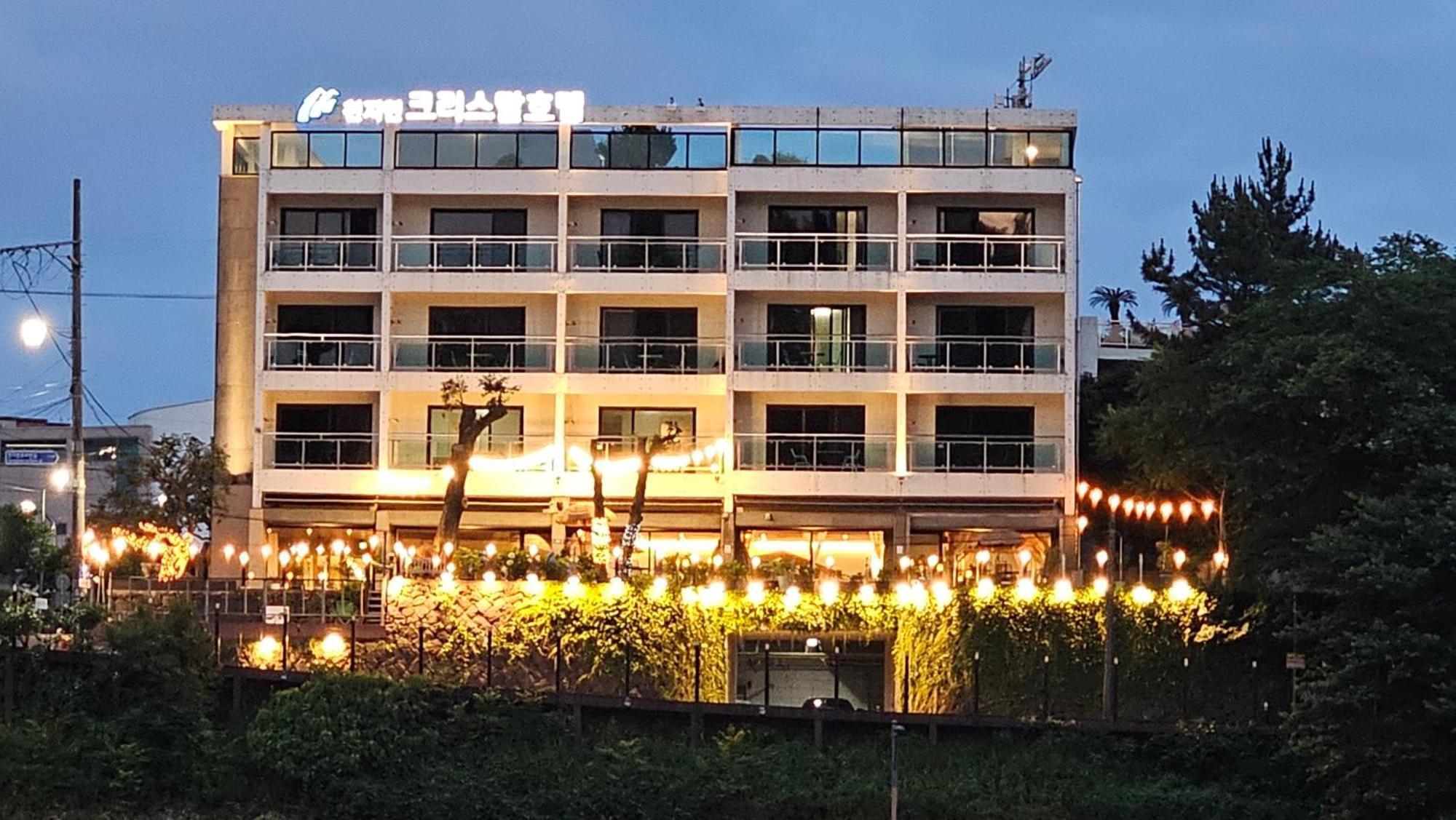 Cheonjiyeon Crystal Hotel Сеогвипо Екстериор снимка