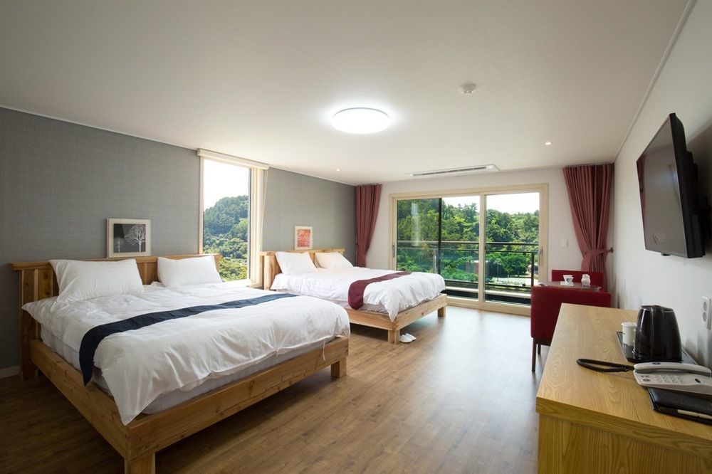 Cheonjiyeon Crystal Hotel Сеогвипо Екстериор снимка