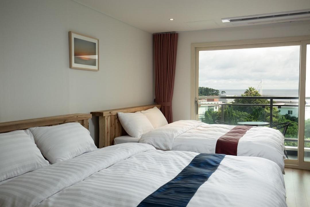 Cheonjiyeon Crystal Hotel Сеогвипо Екстериор снимка