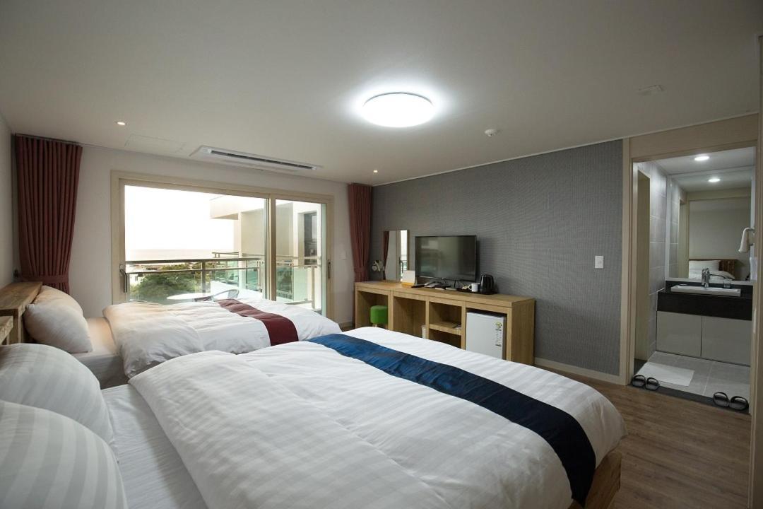 Cheonjiyeon Crystal Hotel Сеогвипо Екстериор снимка